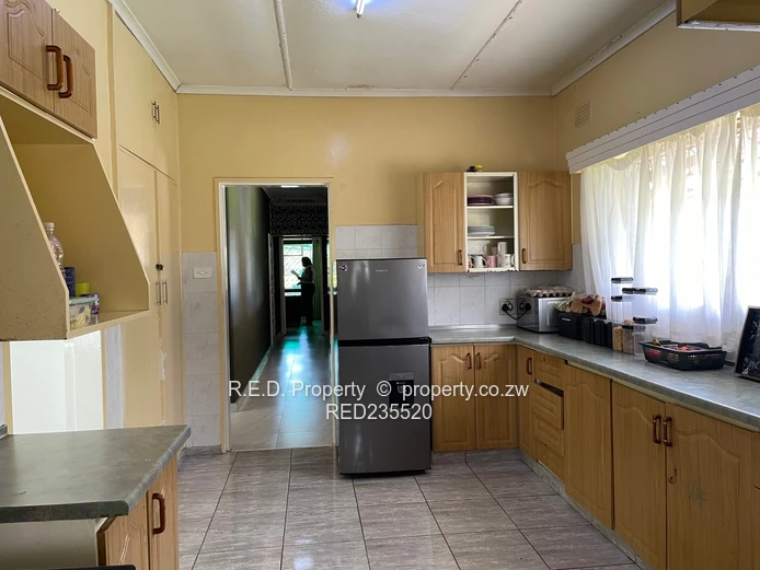 Expansive Living In Riverside!