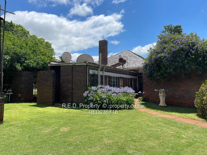 Spacious Family Living with Outdoor Leisure in the Suburbs