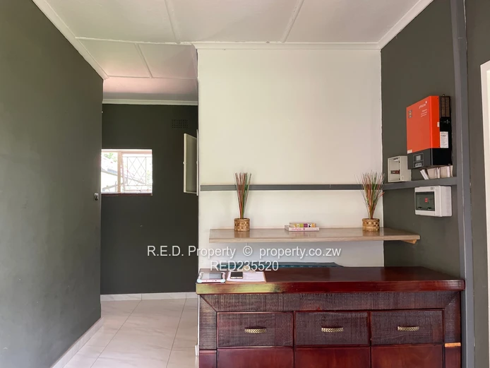 Expansive Living In Riverside!