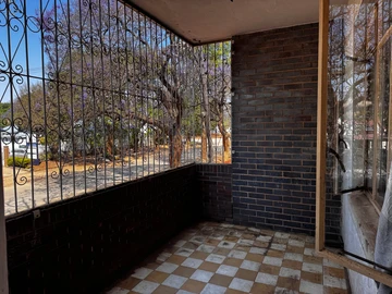 2 Bedroom Flat & Apartment