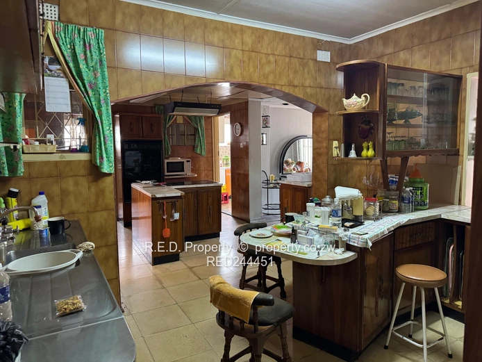 Well-Located Family Home In Woodlands!