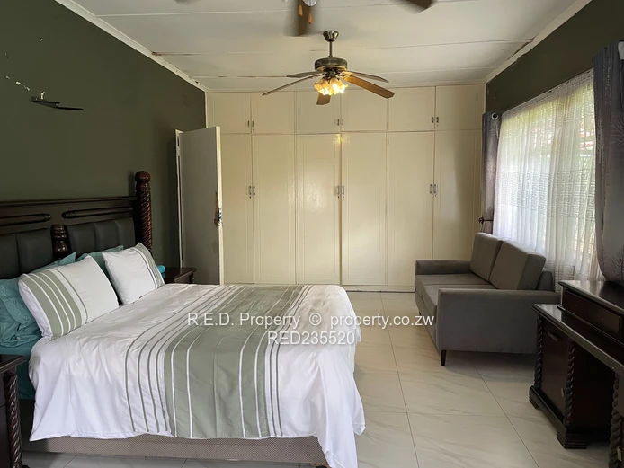 Expansive Living In Riverside!