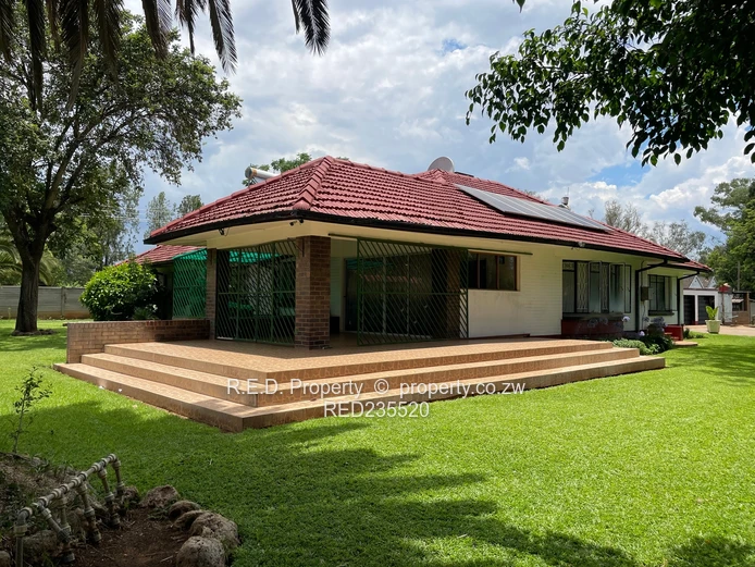 Expansive Living In Riverside!