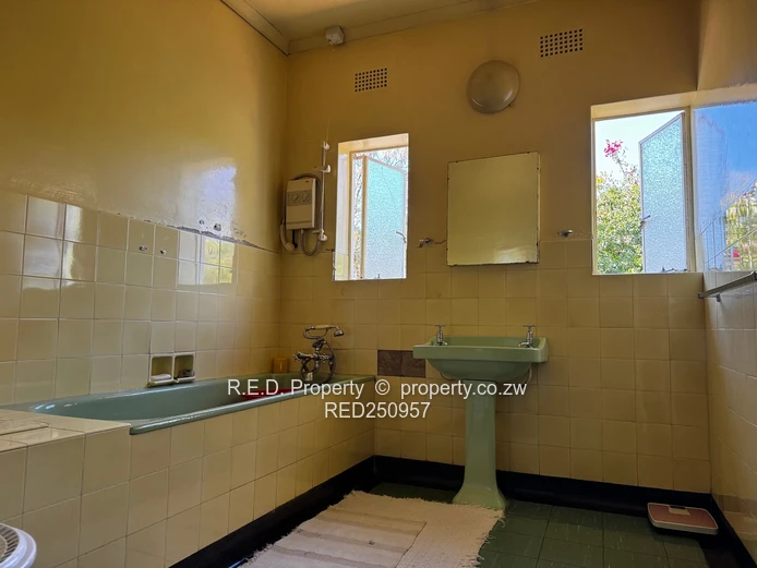 Double-Storey Family Living in Hillside!