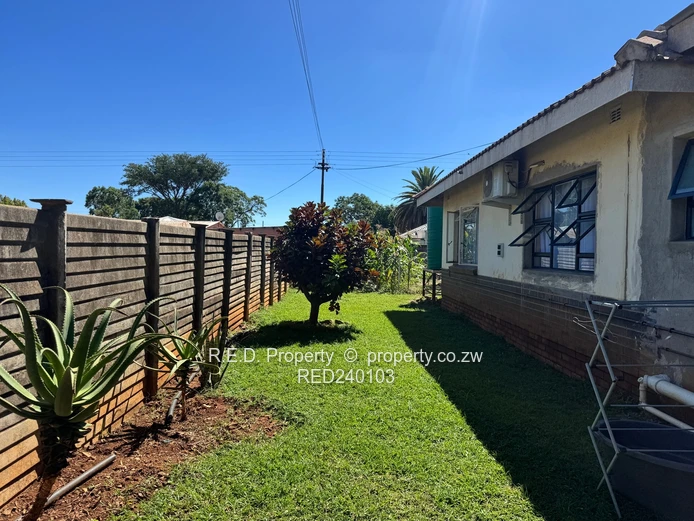 An Ideal Move-In-Ready Home In Queenspark East!