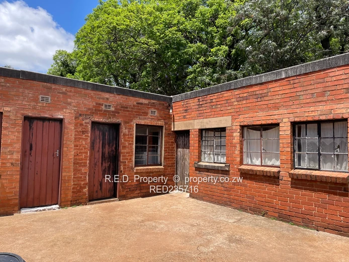 Spacious Family Living with Outdoor Leisure in the Suburbs