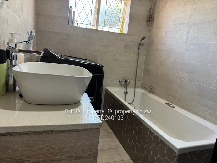 An Ideal Move-In-Ready Home In Queenspark East!