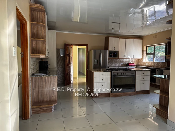 Comfortable Family Living In Hillside!