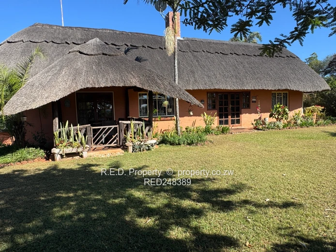 Private Retreat In Douglasdale!