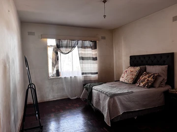2 Bedroom Flat & Apartment