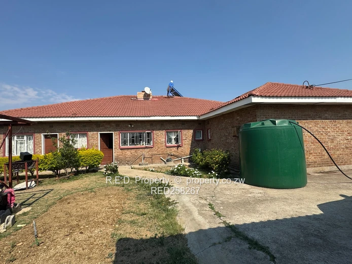 A spacious family home In New Parklands!