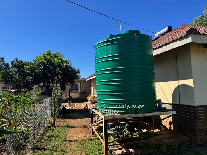 An Ideal Move-In-Ready Home In Queenspark East!