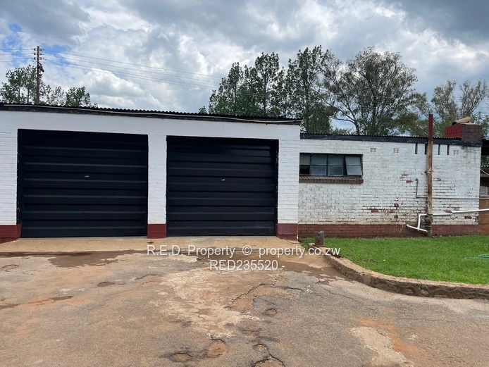 Expansive Living In Riverside!