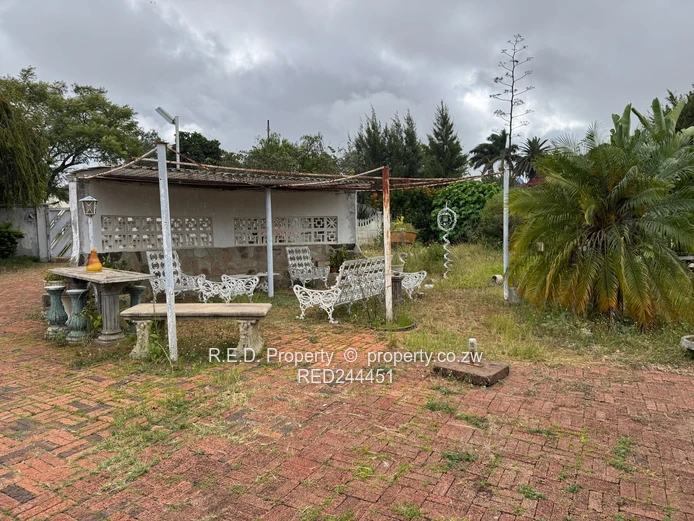 Well-Located Family Home In Woodlands!