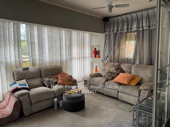 Well-Located Family Home In Woodlands!