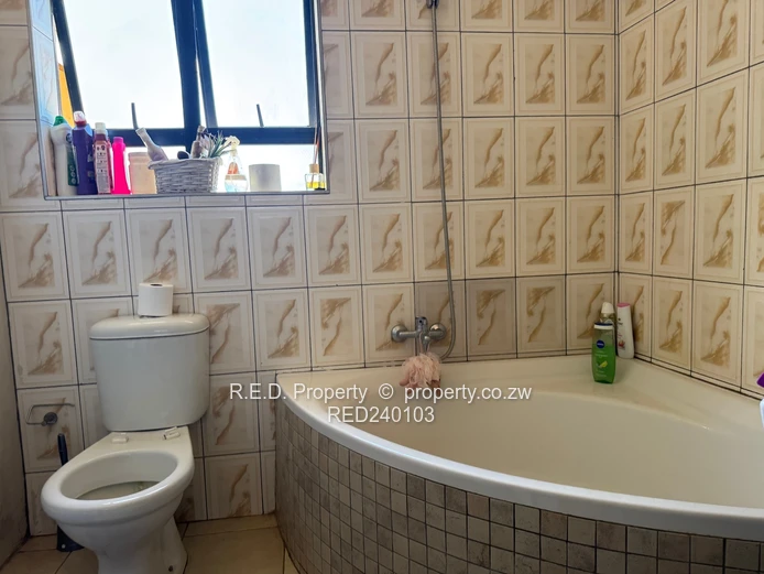 An Ideal Move-In-Ready Home In Queenspark East!