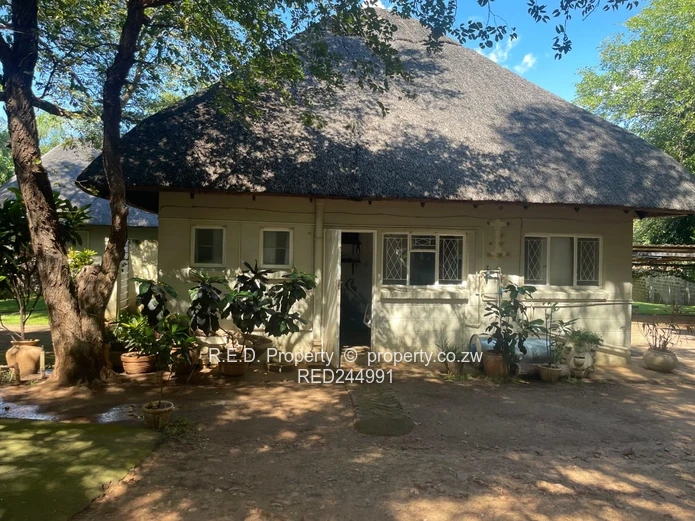 Stunning Double Storey Thatch Lodge Overlooking Msuna Bay