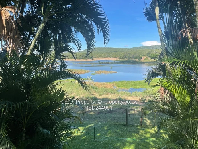 Stunning Double Storey Thatch Lodge Overlooking Msuna Bay