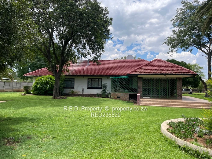 Expansive Living In Riverside!