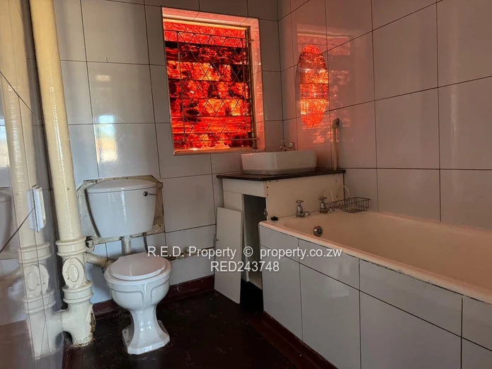 Flat to Rent In Famona!