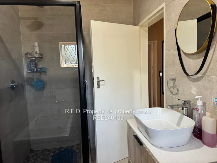 An Ideal Move-In-Ready Home In Queenspark East!