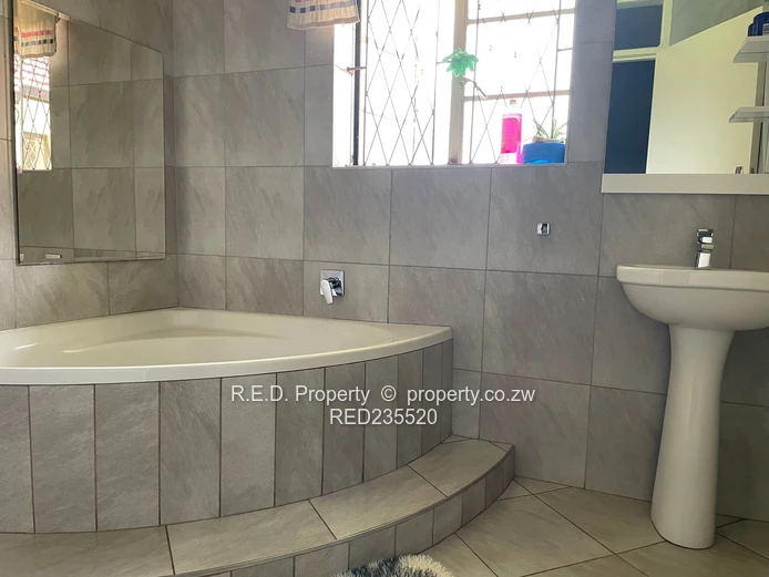 Expansive Living In Riverside!