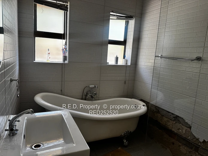 Comfortable Family Living In Hillside!