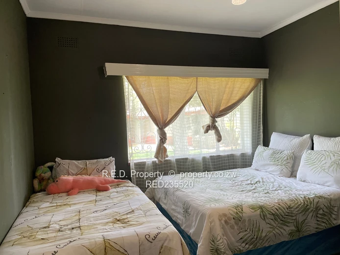 Expansive Living In Riverside!