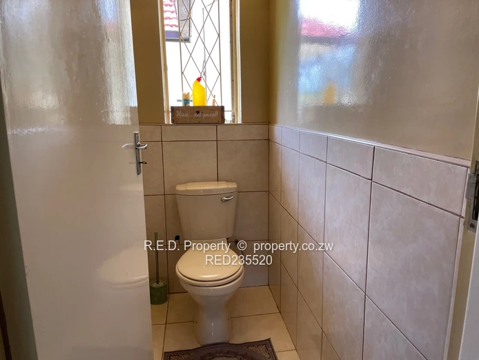 Expansive Living In Riverside!