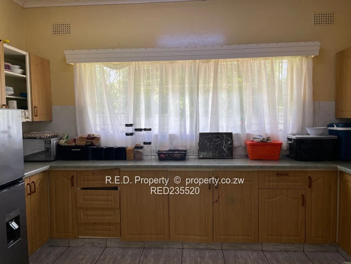 Expansive Living In Riverside!