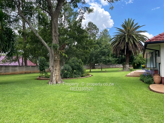 Expansive Living In Riverside!