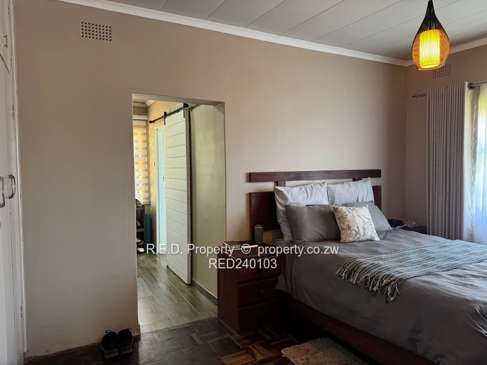 An Ideal Move-In-Ready Home In Queenspark East!