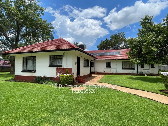 Expansive Living In Riverside!