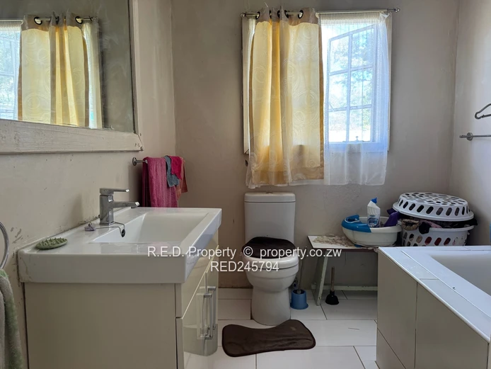 Family Home In The Heart of Burnside!