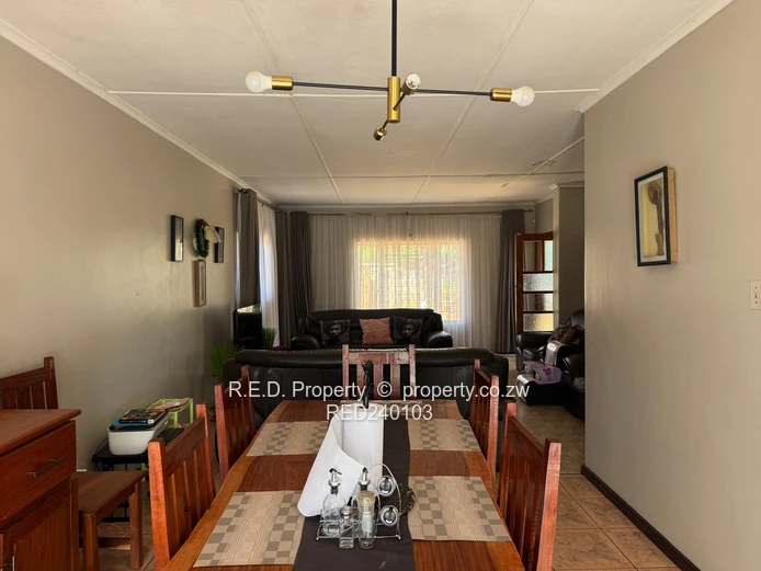 An Ideal Move-In-Ready Home In Queenspark East!