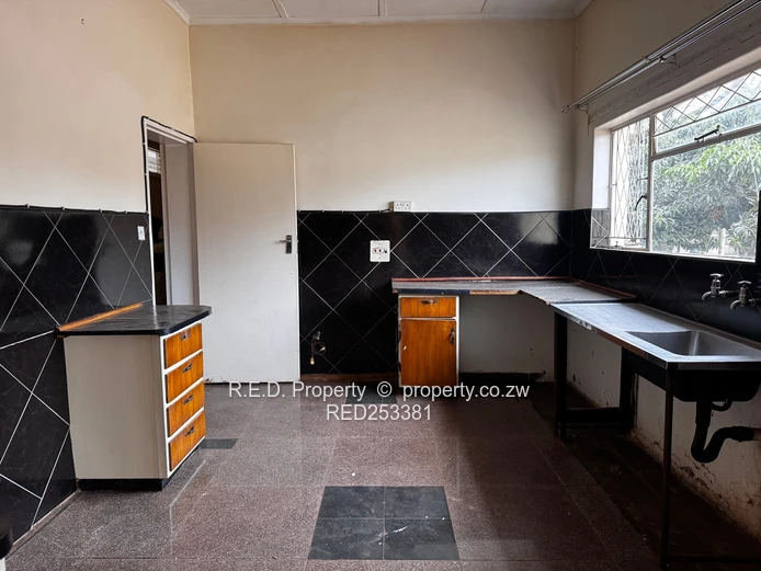 3 Bedroom Home To Let In Montrose!
