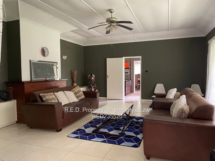 Expansive Living In Riverside!