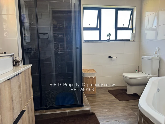 An Ideal Move-In-Ready Home In Queenspark East!