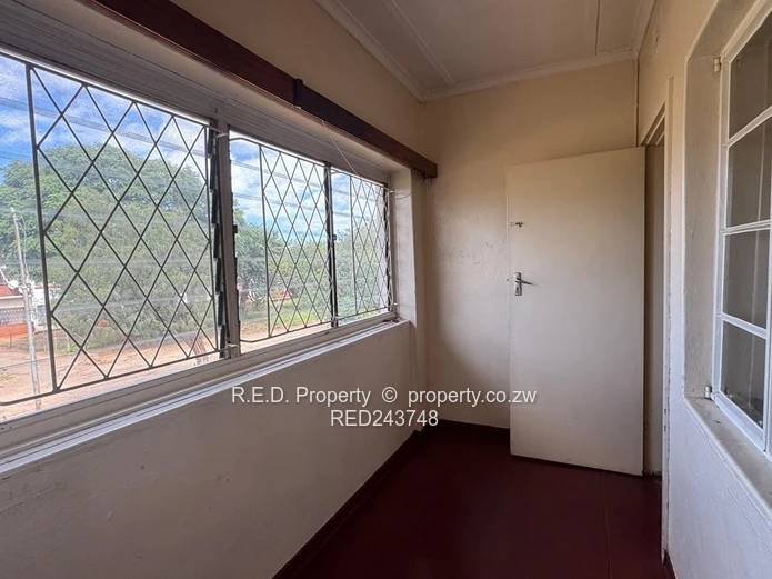 Flat to Rent In Famona!