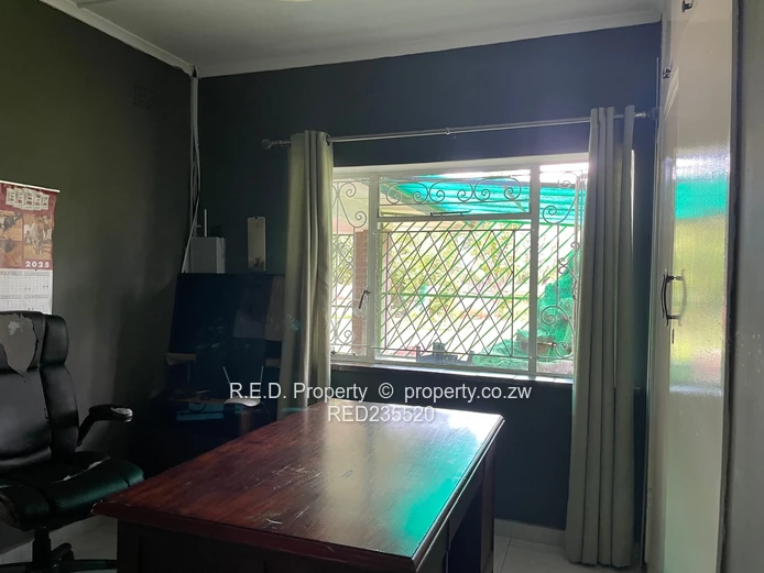 Expansive Living In Riverside!