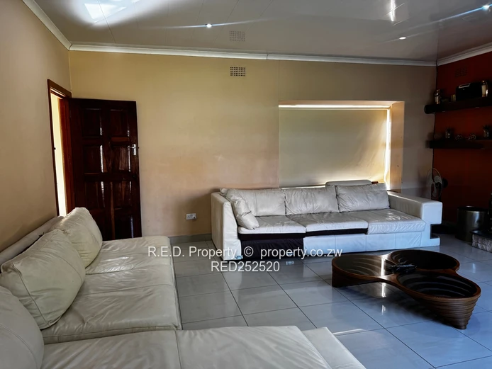 Comfortable Family Living In Hillside!