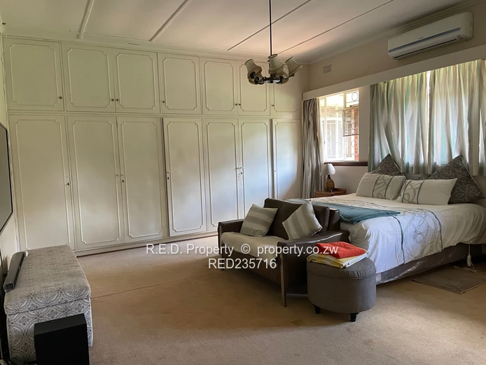 Spacious Family Living with Outdoor Leisure in the Suburbs