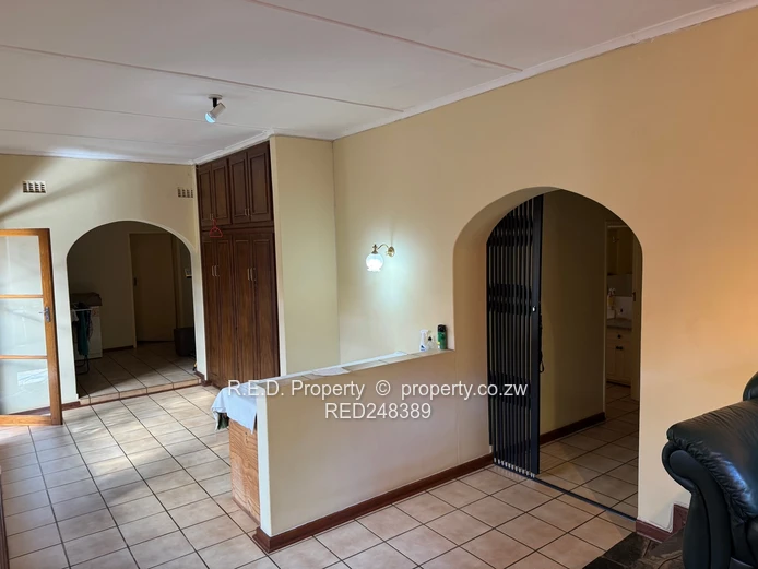 Private Retreat In Douglasdale!