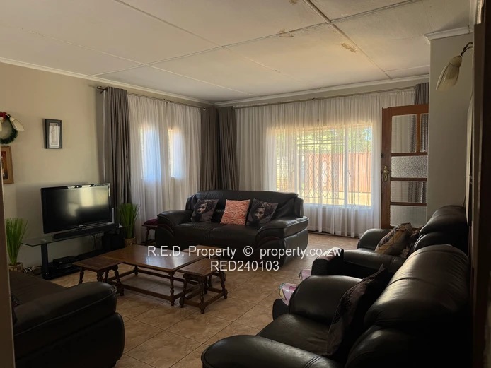 An Ideal Move-In-Ready Home In Queenspark East!