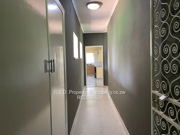 Expansive Living In Riverside!